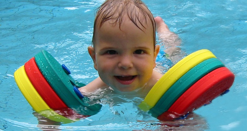 a biztonságos úszósegédeszköz kiválasztása