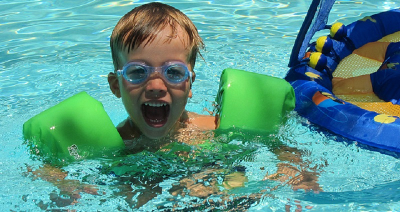 a biztonságos úszósegédeszköz kiválasztása